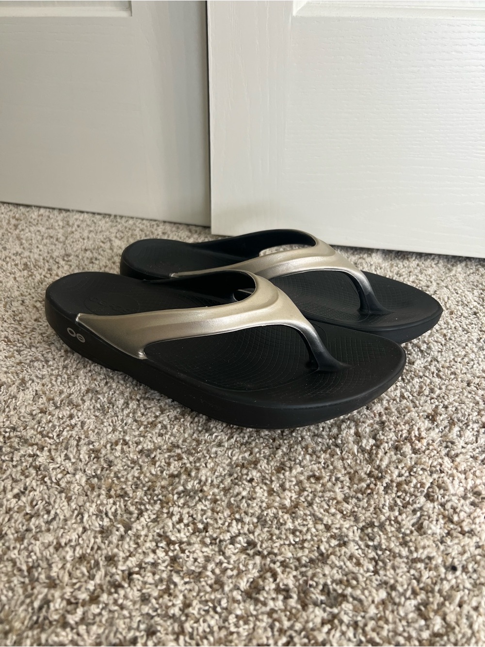 Oofos Oolala Luxe Sandal flipflops gold/black womens 10